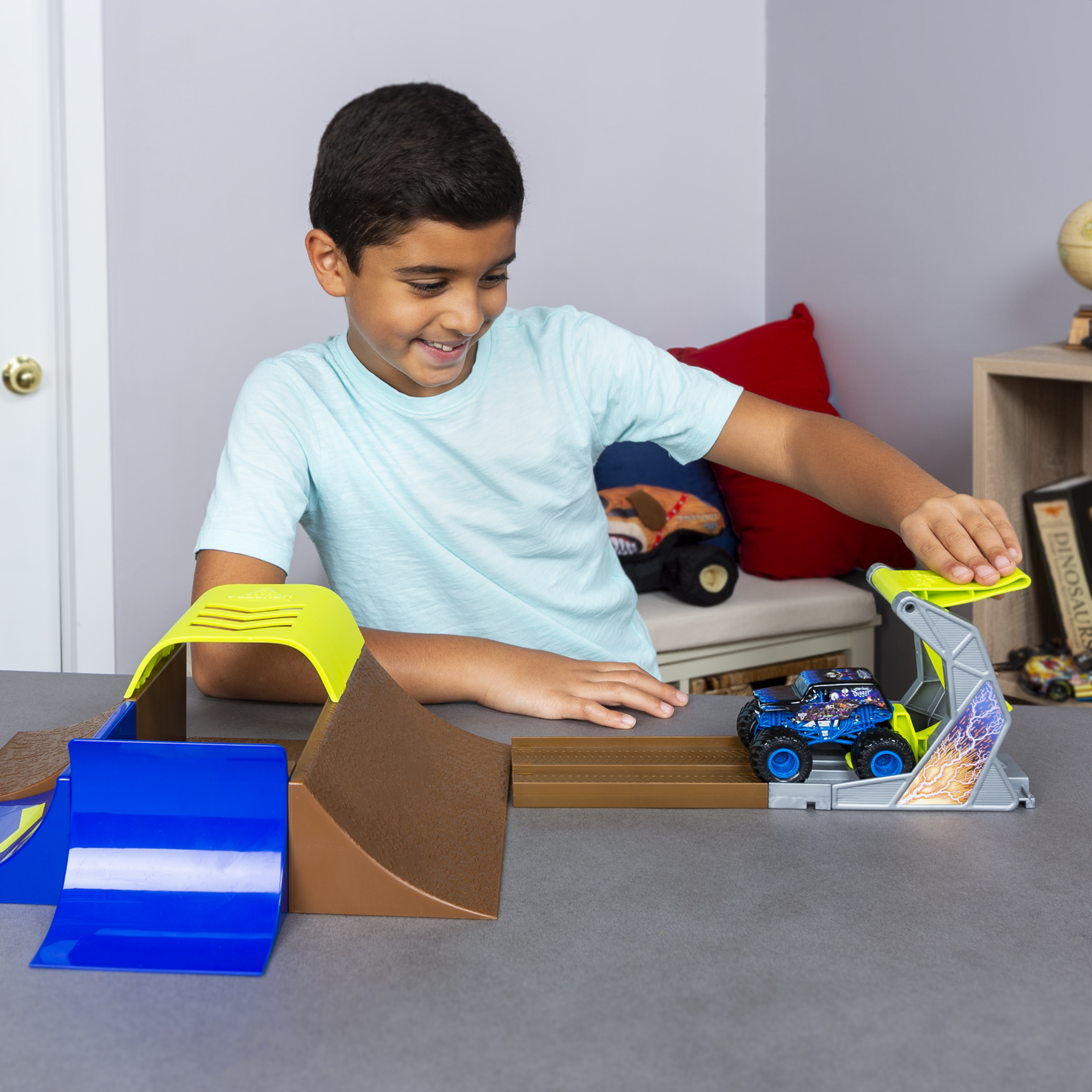 ミニカー MONSTER JAM CHAMP RAMP FREESTYLE Monster Jam, Official Champ Ramp Freestyle Playset Featuring