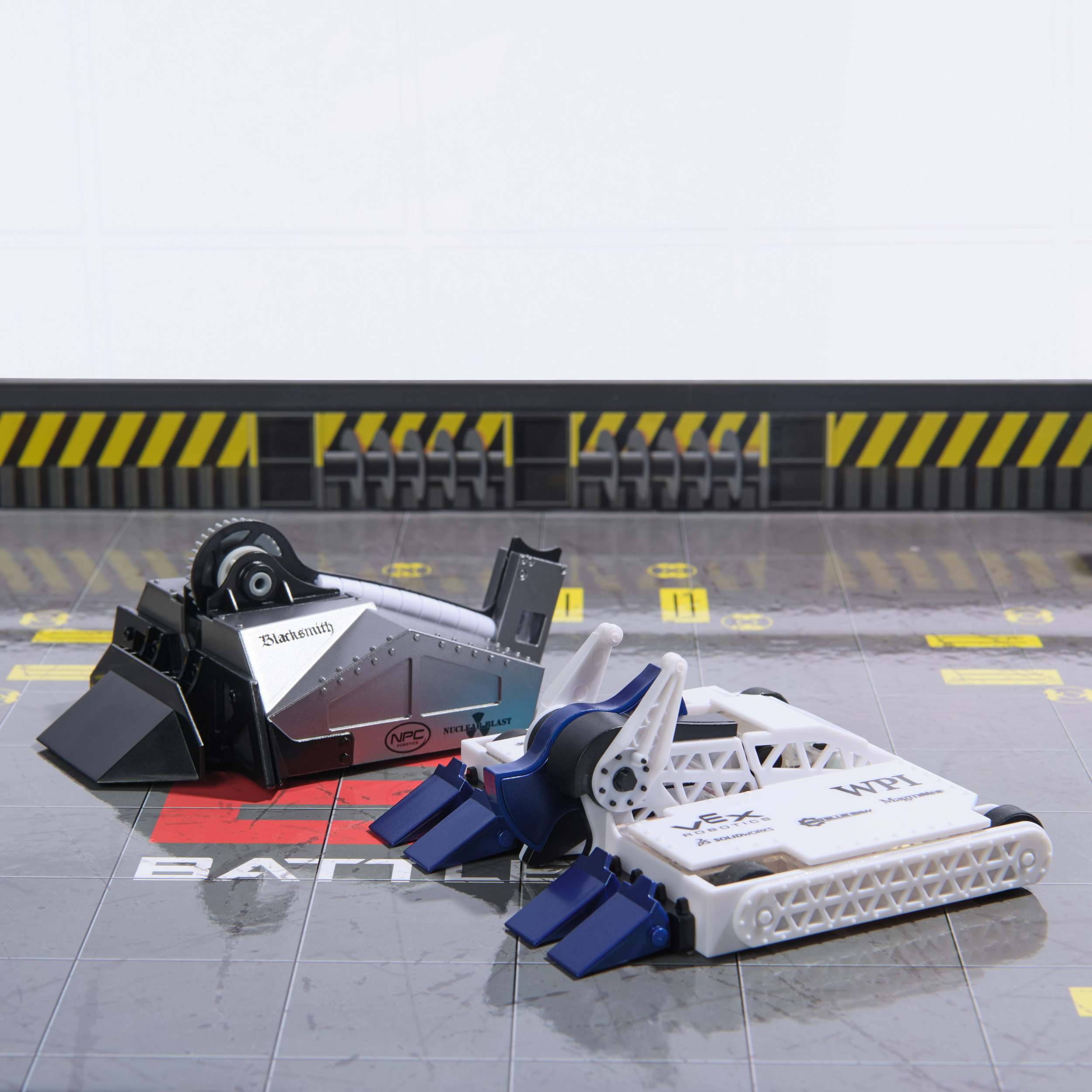 HEX BOTS BattleBots Arena Bite Force & Blacksmith, Remote Control Robot ...