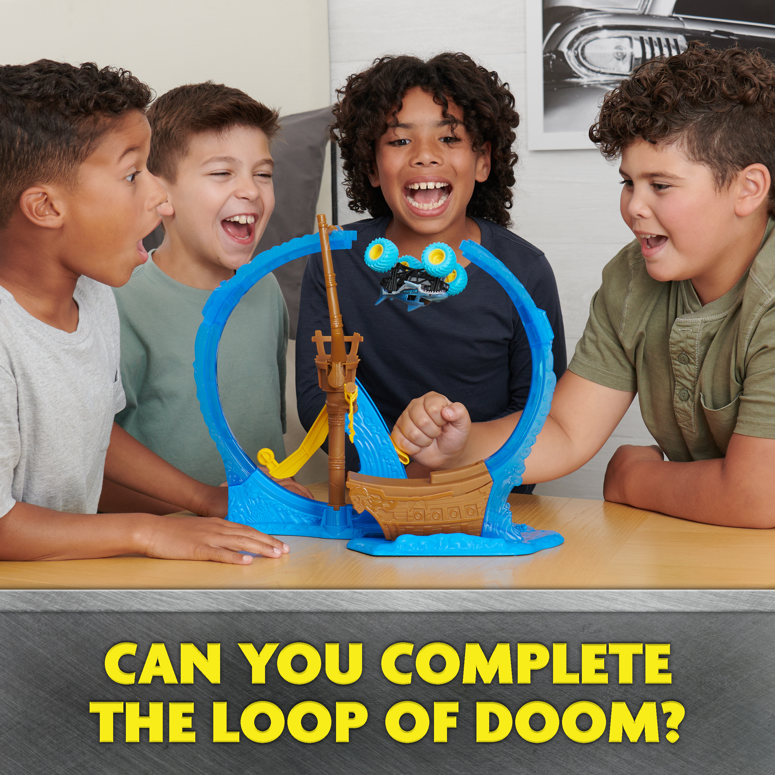 新品モンスタージャム LOOP OF DOOM プレイセット Amazon.com: Monster Jam, Megalodon Loop of Doom Stunt