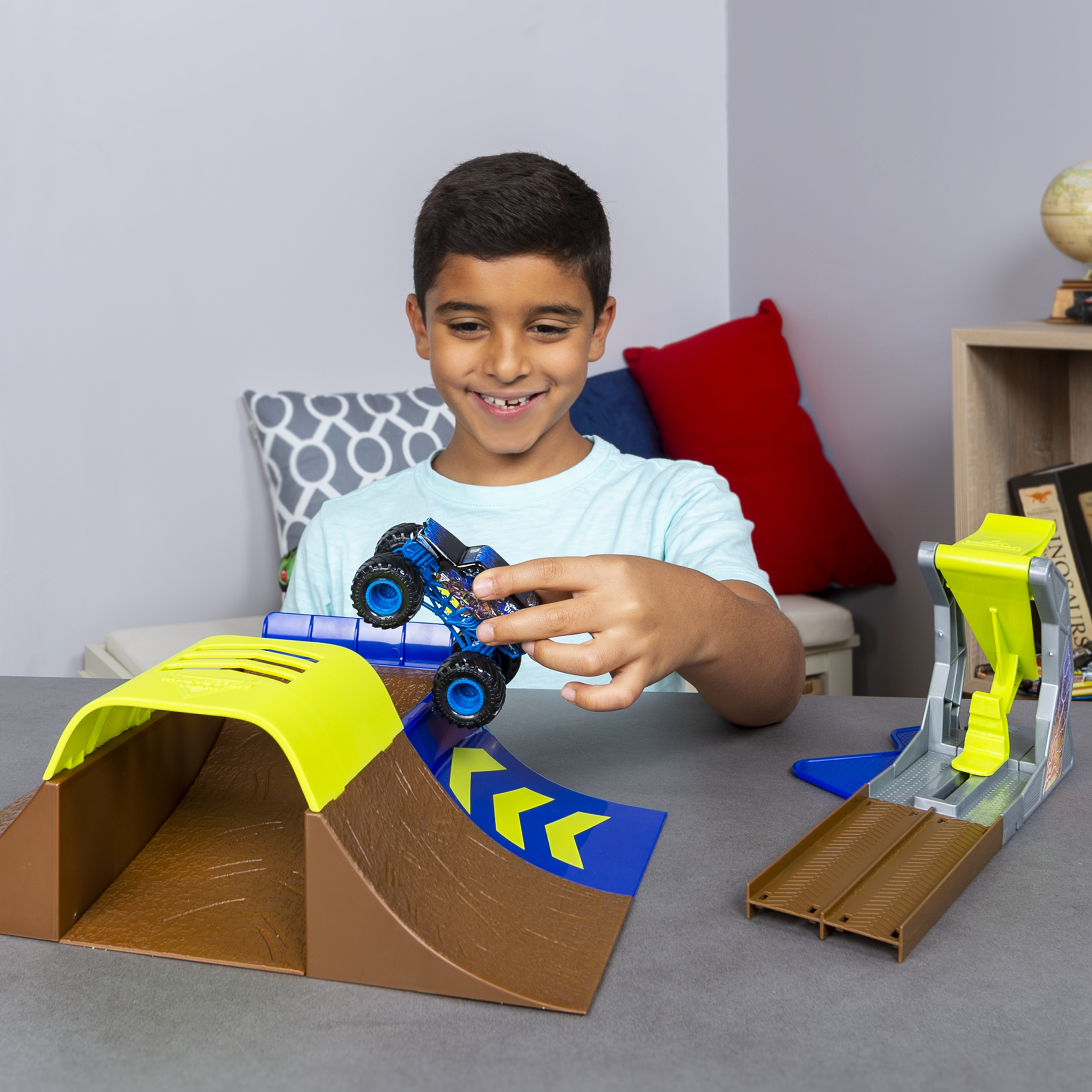 Monster Jam, Champ Ramp Freestyle Playset with Exclusive Son